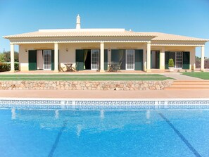 L'Eau, Ciel, Bâtiment, Bleu Azur, Piscine, Fenêtre, Ombre, Porte, Loisir, Maison