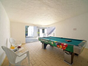 Möbel, Tabelle, Gebäude, Sportausrüstung, Holz, Haus, Stuhl, Fussboden, Erholungsraum, Billard