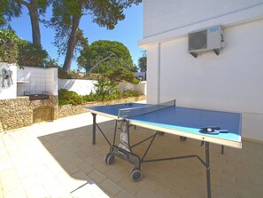 Sportausrüstung, Fenster, Gebäude, Tischtennis, Pflanze, Schatten, Baum, Himmel, Racquet Sport, Dach
