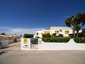 Ciel, Plante, Bâtiment, Nuage, Fenêtre, Arbre, Lot Terre, Maison, Ombre, Immobilier