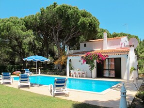 Property, House, Swimming Pool, Building, Real Estate, Home, Villa, Leisure, Shade, Backyard