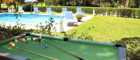 Games, Table, Leisure, Property, Grass, Recreation, Furniture, Swimming Pool, Room, Indoor Games And Sports