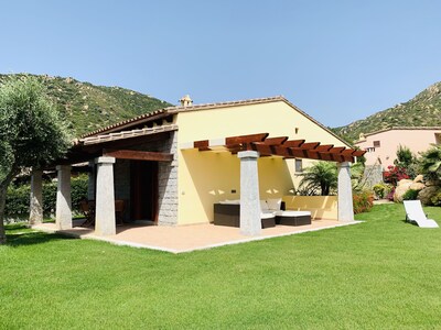 excelente villa con jardín privado en estilo sardo, wi-fi, aire acondicionado