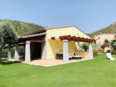 excelente villa con jardín privado en estilo sardo, wi-fi, aire acondicionado