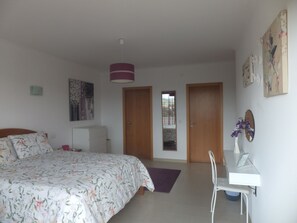 Master Bedroom with En-suite Bathroom & Air Conditioning