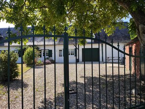 Gite de la roseraie avec son jardin clos et son parking privé
