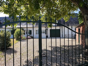 Gite de la roseraie avec son jardin clos et son parking privé