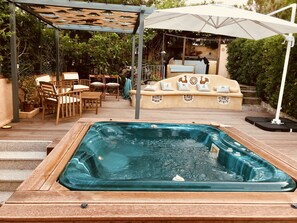 Outdoor spa tub