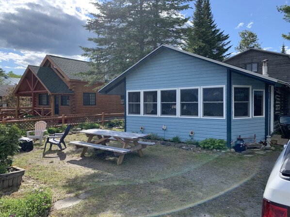 Fire pit and picnic table to enjoy quality time outside :) 