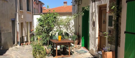 The Flora appartement with its green door & private sitting place in the corner 