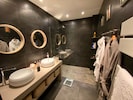 Belle salle de bain avec douche à l'Italienne
- Beautiful bathroom 