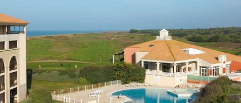 Sky, Property, Cloud, Building, Azure, Water, Swimming Pool, Window, Tree, Land Lot