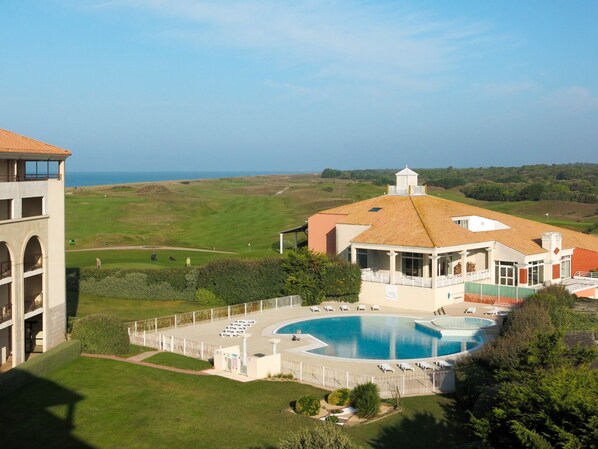 Sky, Property, Cloud, Building, Azure, Water, Swimming Pool, Window, Tree, Land Lot