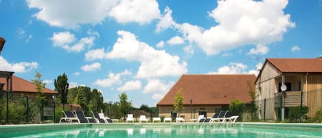 Wolk, Lucht, Water, Gebouw, Fabriek, Zwembad, Blauw, Azure, Boom, Venster