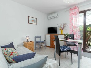 Room, Property, Furniture, Interior Design, Living Room, Building, House, Real Estate, Table, Floor