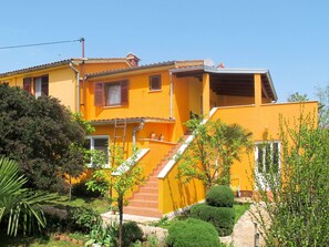 Pflanze, Himmel, Gebäude, Fenster, Haus, Baum, Nachbarschaft, Wohngebiet, Grundeigentum, Landschaft