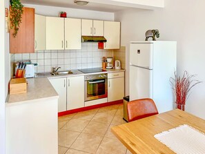 Möbel, Major Appliance, Küche, Flooring, Küchengerät, Interior Design, Fussboden, Holz, Zimmer, Countertop