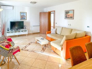 Möbel, Interior Design, Flooring, Couch, Fussboden, Wohnzimmer, Zimmer, Tabelle, Holz, Decke