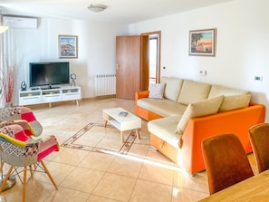 Möbel, Interior Design, Flooring, Couch, Fussboden, Wohnzimmer, Zimmer, Tabelle, Holz, Decke