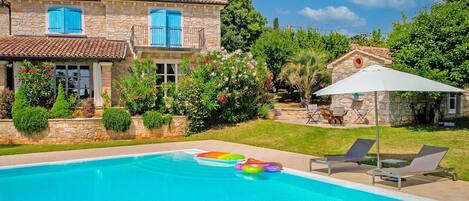 Water, Plant, Cloud, Building, Sky, Property, Swimming Pool, Window, Azure, Tree