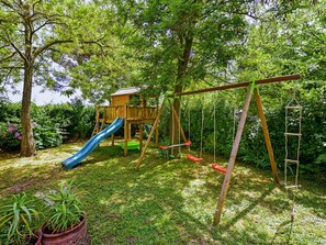 Pflanze, Baum, Schatten, Grundstueck, Rutsche, Gehölz, Spielplatz, Freizeit, Erholung, Spielplatz Rutsche