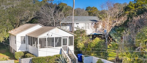 Cozy cottage on West Ashley Avenue