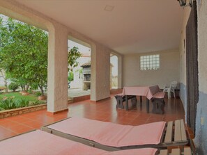 Plante, Bois, Design Intérieur, Ombre, Sol, Fenêtre, Bâtiment, Sol, Salon, Arbre