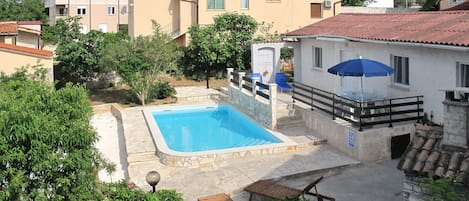 Acqua, Pianta, Cielo, Costruzione, Finestra, Azzurro, Piscina, Albero, Corpo D'Acqua, Casa