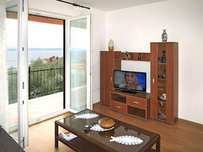 Table, Property, Furniture, Cabinetry, Wood, Building, Lighting, Interior Design, House, Living Room