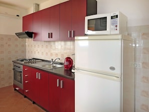 Cabinetry, Countertop, Kitchen Stove, Kitchen Appliance, Kitchen, Building, Lighting, Interior Design, Home Appliance, Wood