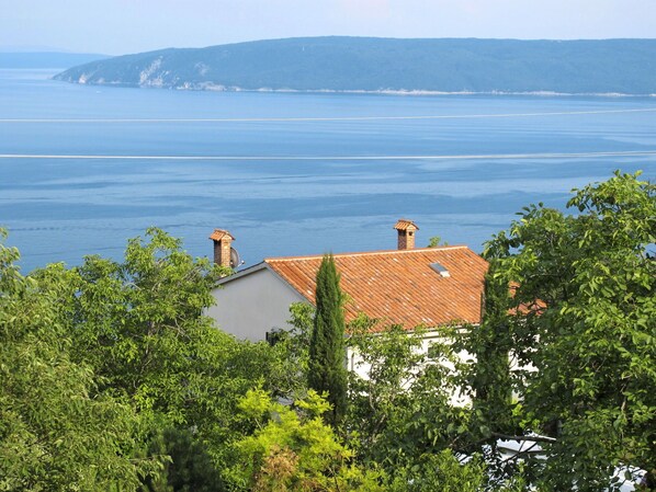 L'Eau, Ciel, Bâtiment, Écorégion, Bleu Azur, Paysage Naturel, Arbre, Lot Terre, Végétation, Chalet
