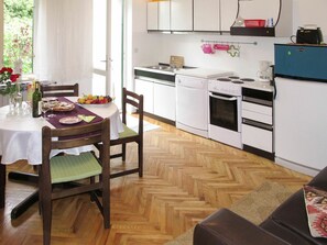 Meubles, Sol, Pièce, Propriété, Cuisine, Revêtement De Sol Stratifié, Sol, Parquet, Design Intérieur, Comptoir