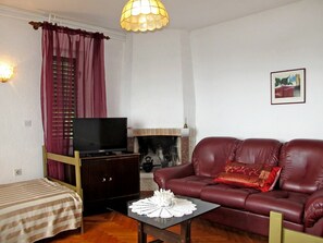 Pièce, Meubles, Salon, Design Intérieur, Propriété, Rideau, Canapé, Rouge, Sol, Mur