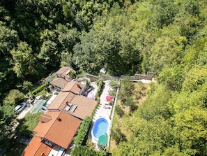 Gebäude, Pflanze, Baum, Fenster, Haus, Natürliche Landschaft, Landschaft, Urban Design, Ländliches Gebiet, Hütte