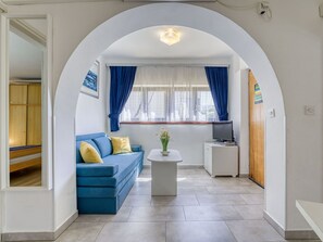 Flooring, Interior Design, Fussboden, Möbel, Decke, Wohnung, Couch, Zimmer, Wohnzimmer