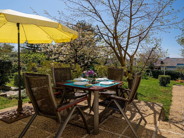 Furniture, Chair, Outdoor Furniture, Table, Kitchen & Dining Room Table, Outdoor Table, Garden, Shade, Patio, Restaurant