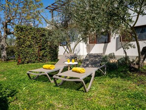Möbel, Gartenmöbel, Sonnenliege, Stuhl, Schatten, Garten, Schwimmbad, Resort, Tisch Im Freien, Hinterhof