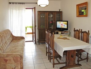Room, Property, Furniture, Interior Design, Floor, Table, Dining Room, Building, Real Estate, Living Room