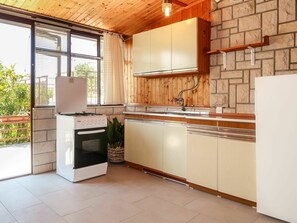 Countertop, Cabinetry, Spüle, Gebäude, Zapfhahn, Küchengerät, Küche, Sinken, Herd, Holz