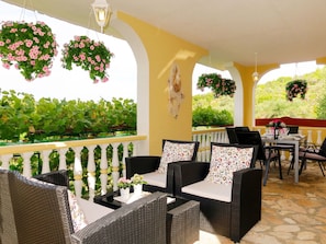 Meubles, Plante, Bâtiment, Chaise, Table, Ombre, Éclairage, Design Intérieur, Décoration, Arbre