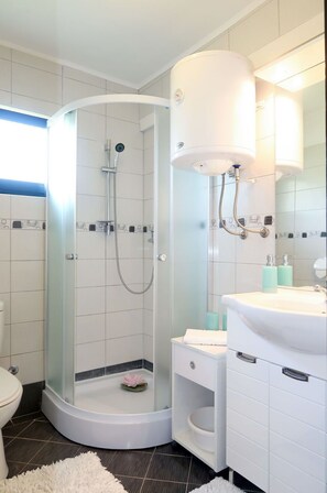 Eigentum, Weiss, Badezimmer, Lila, Spiegel, Armatur, Interior Design, Fussboden, Sinken