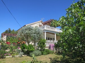 Water, Sky, Property, Plant, Building, Cloud, Swimming Pool, Tree, Residential Area, Grass