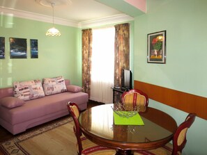 Room, Living Room, Furniture, Interior Design, Property, Table, Floor, Building, Coffee Table, Real Estate