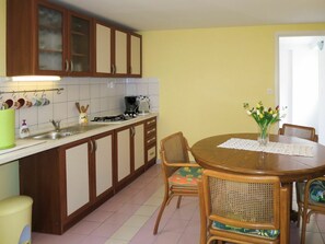 Pièce, Propriété, Meubles, Cuisine, Bâtiment, Design Intérieur, Comptoir, Cabinetry, Sol, Maison