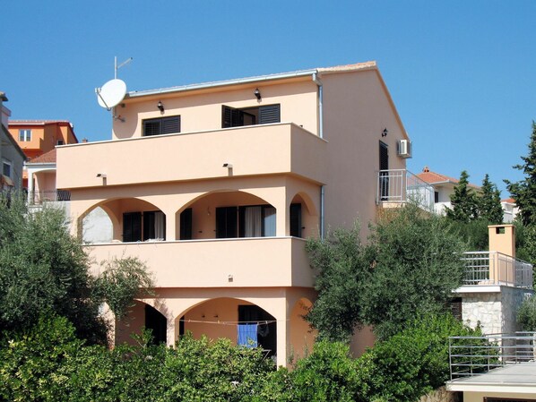 Property, House, Building, Residential Area, Real Estate, Home, Apartment, Architecture, Villa, Facade