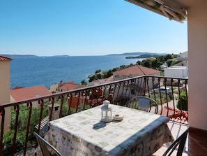 Property, Building, Real Estate, Balcony, Vacation, House, Room, Apartment, Resort, Sky