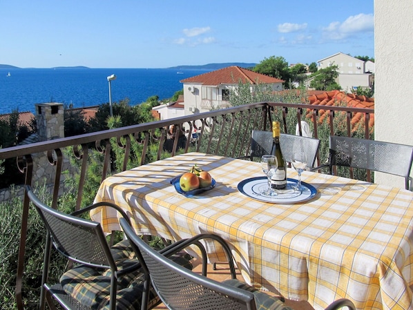 Property, Resort, Vacation, Real Estate, Table, House, Restaurant, Building, Azure, Room