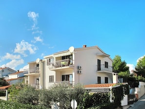 Property, House, Building, Residential Area, Home, Real Estate, Sky, Architecture, Apartment, Neighbourhood
