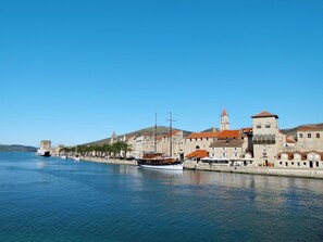 L'Eau, Ciel, Nuage, Ressources En Eau, Bleu Azur, Arbre, Paysage Naturel, Plage, Cotiers Et Relief Océaniques, Plante