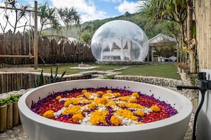 Exterior, Outdoor bathtub